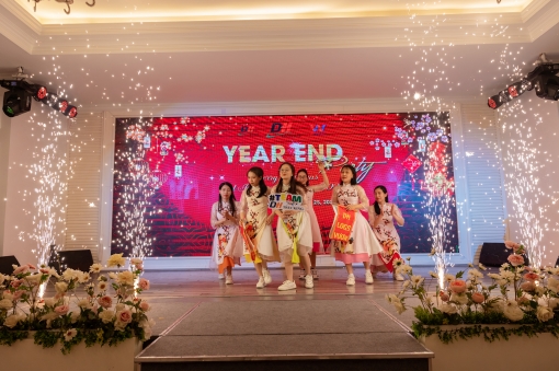 Thiếu nhi biểu diễn tại Year End Party Hùng Dương